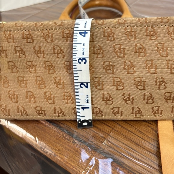 Dooney and Bourke logo double handle signature satchel with Crossbody strap. EUC - Picture 7 of 9